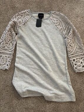 Twenty8Twelve Lace Raglan Sleeve Top in Light Gray